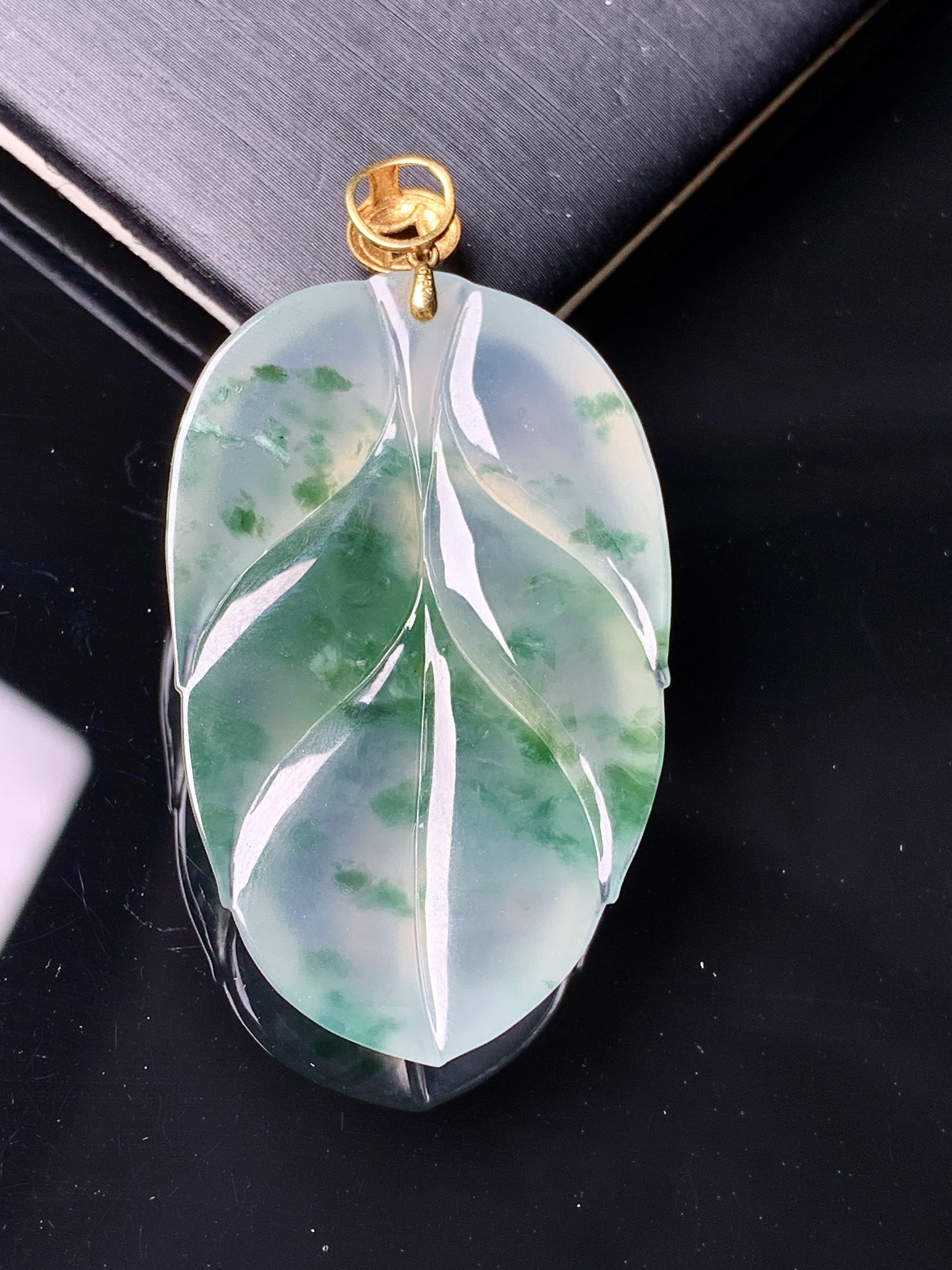 18k金镶嵌冰种飘绿树叶吊坠 玉质细腻 色泽艳丽清新 水润亮眼 整体尺寸46.5*24.7*5.8m1