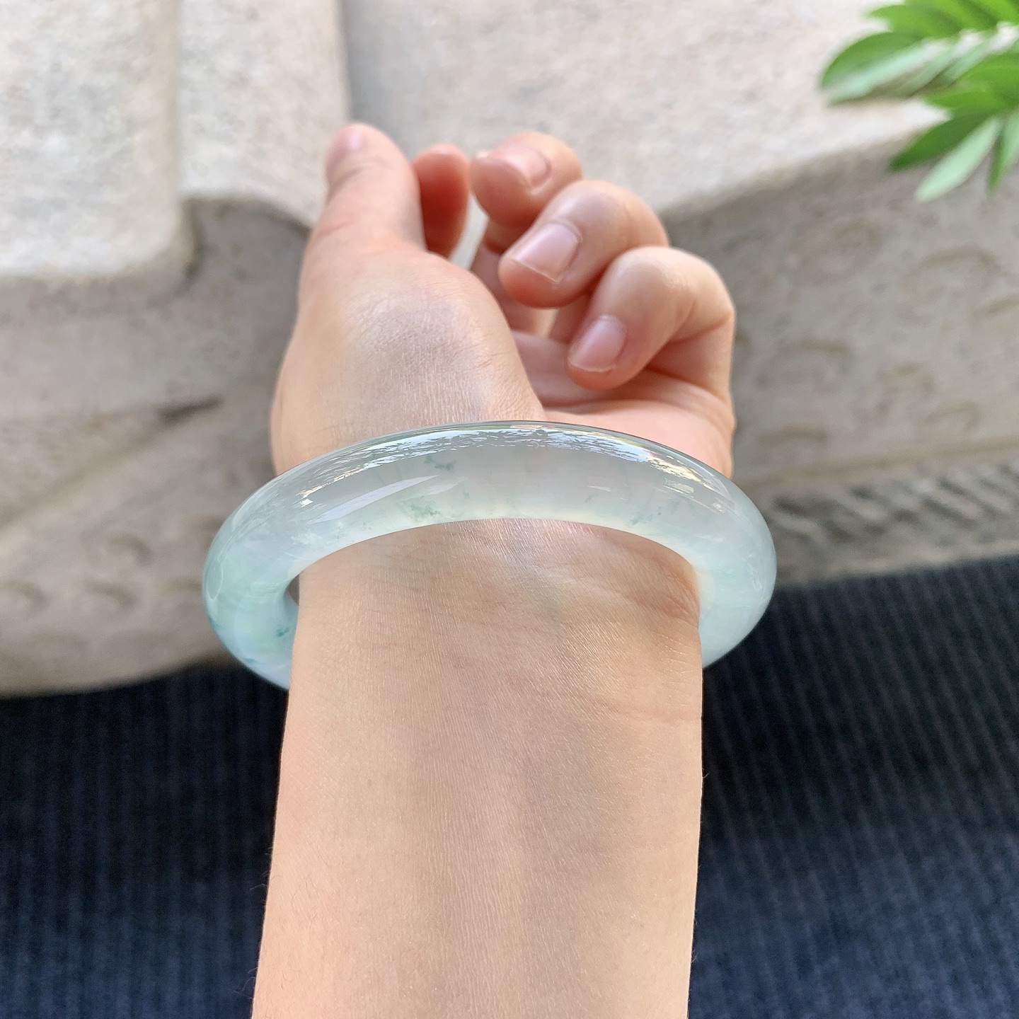 圆条52 53【圈口】53.7/10.6/10.4【编码】HT010915【描述】高冰飘花，清透，起荧光，水润，种老，细腻，无裂