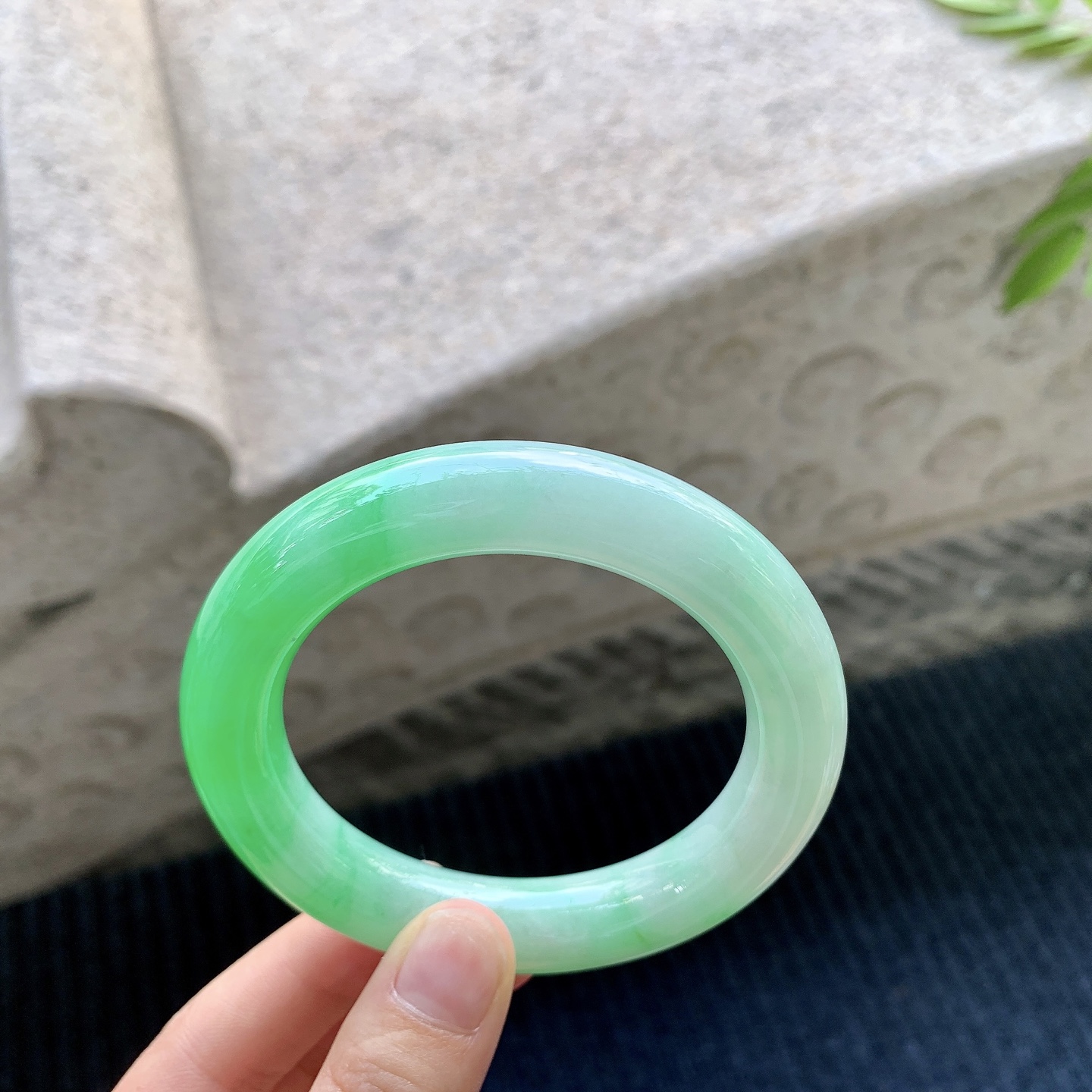 圆条55 56【圈口】56.3/12.4/11.7【编码】A1031021【描述】辣阳绿，水润，种老，细腻，打灯有絮线