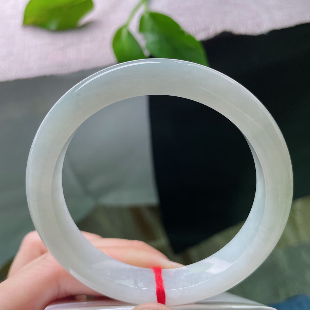 60/11.8/8.6，淡绿色底正圈，大圈口，种老，水头好，一点皮纹不显，ss50629a