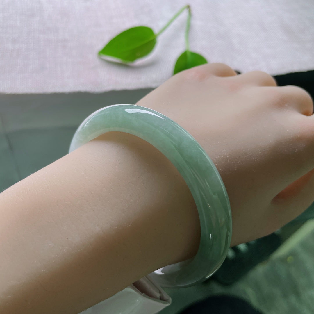 58/12.8/8.2，浅油绿正圈，半山水意境感，种老，细润，腕间春秋，有纹，ss50626a