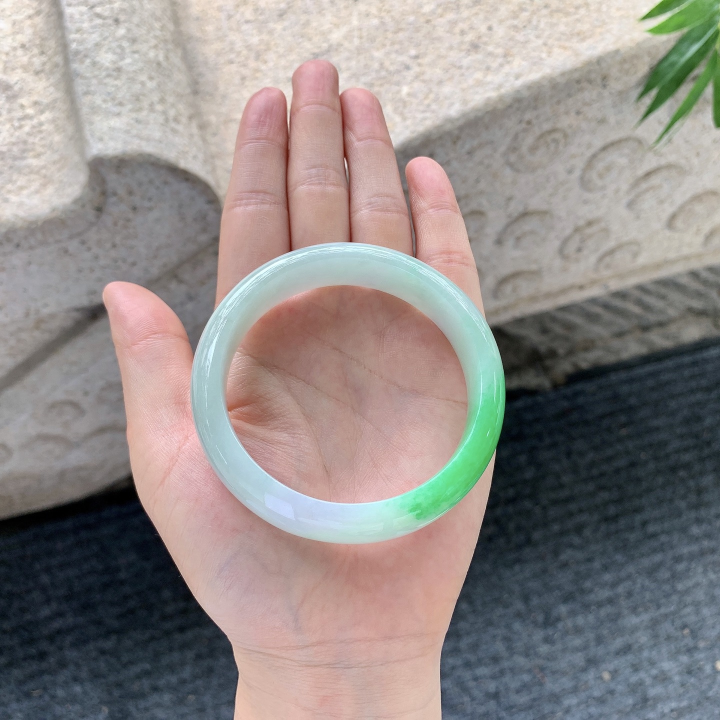 正圈56 57【圈口】56.7/14.1/7.7【编码】Q5011492【描述】糯冰带一抹阳绿，水润，种老，细腻，打灯有絮线