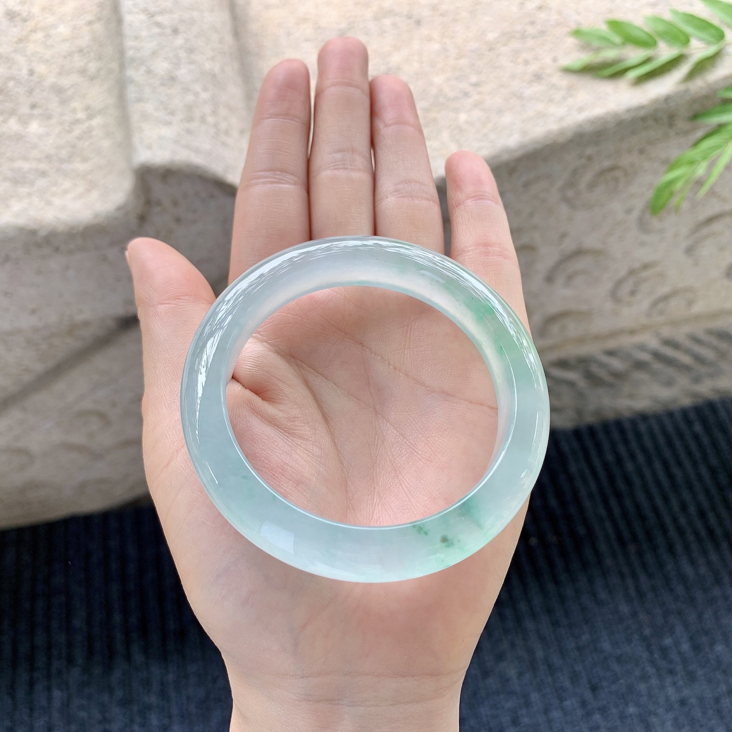 正圈54 55【圈口】55.4/11.7/8.8【编码】HT012220【描述】冰种飘绿，清透，水润，种老，细腻，打灯有絮线