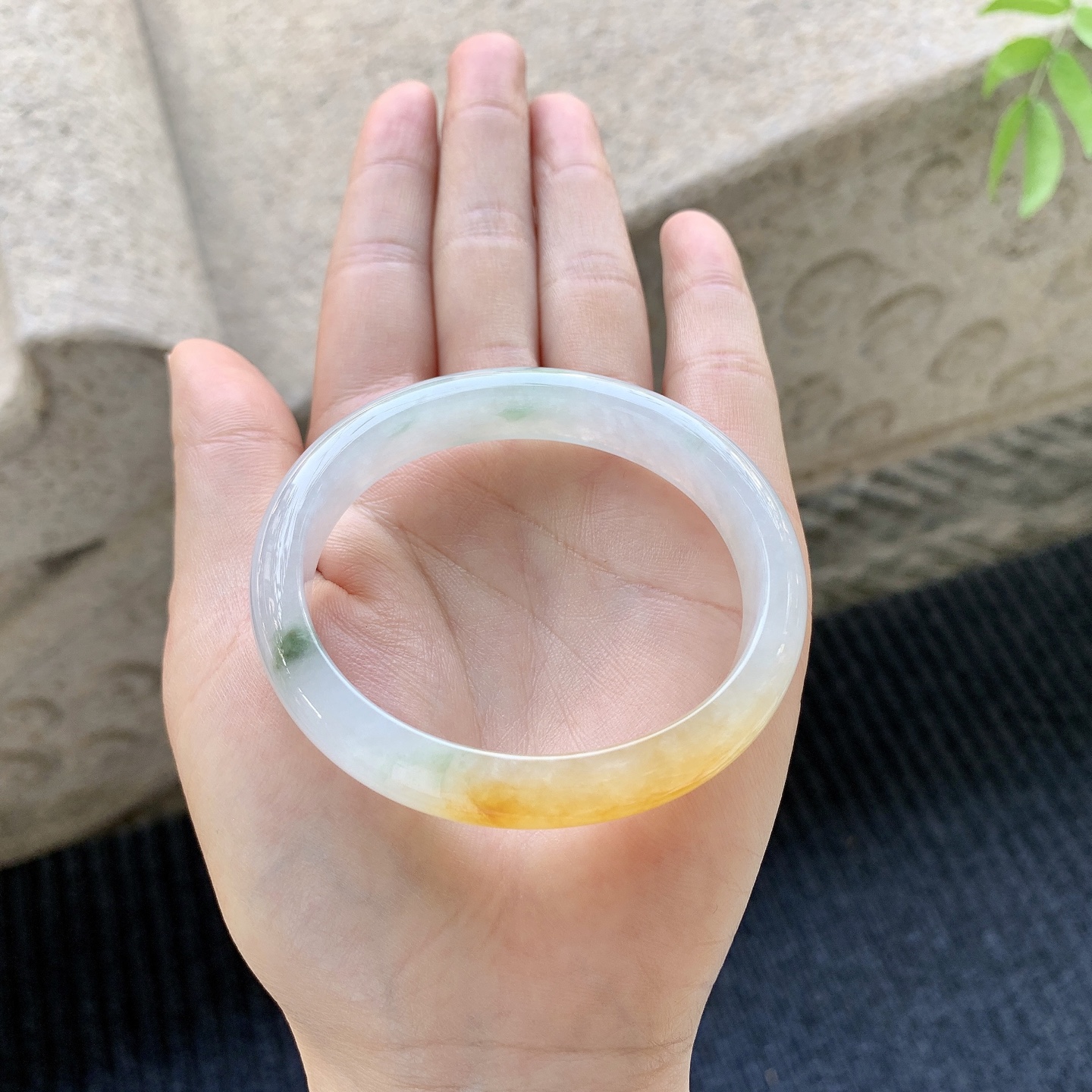 贵妃52 53 圈口54.6/46.7/11.6/7 糯冰黄翡，飘花，水润，种老，细腻，打灯有棉线Y