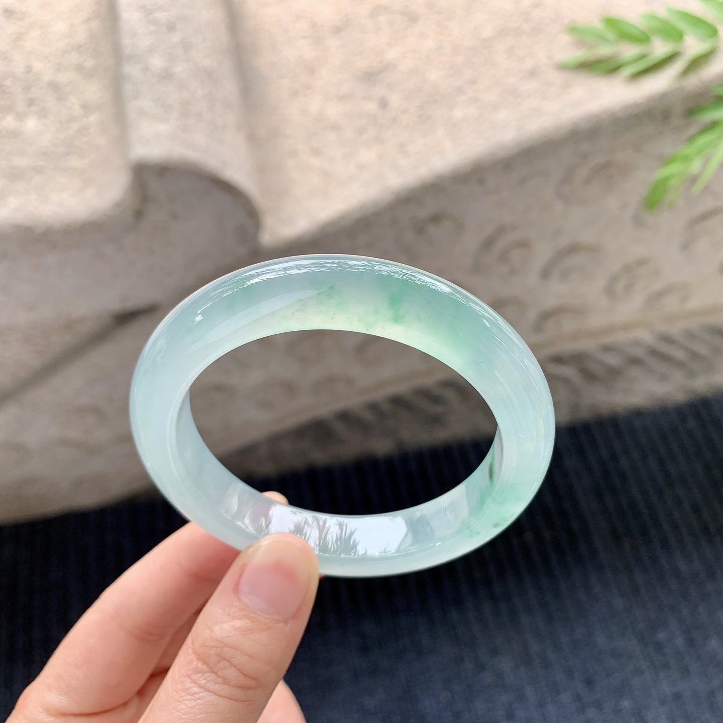 正圈54 55【圈口】55.4/11.7/8.8【编码】HT012220【描述】冰种飘绿，清透，水润，种老，细腻，打灯有絮线