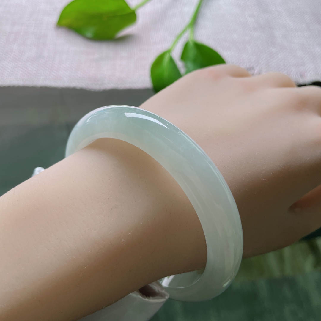 60/11.8/8.6，淡绿色底正圈，大圈口，种老，水头好，一点皮纹不显，ss50629a