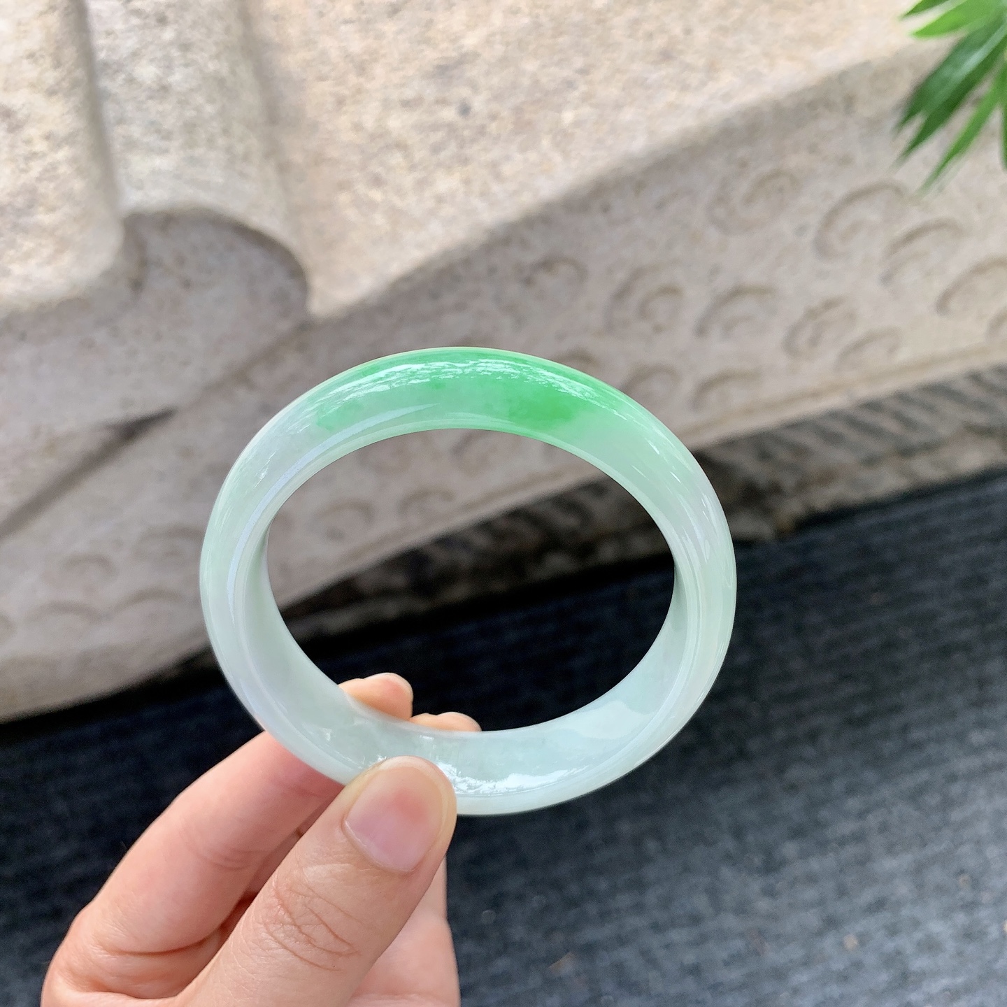 正圈56 57【圈口】56.7/14.1/7.7【编码】Q5011492【描述】糯冰带一抹阳绿，水润，种老，细腻，打灯有絮线