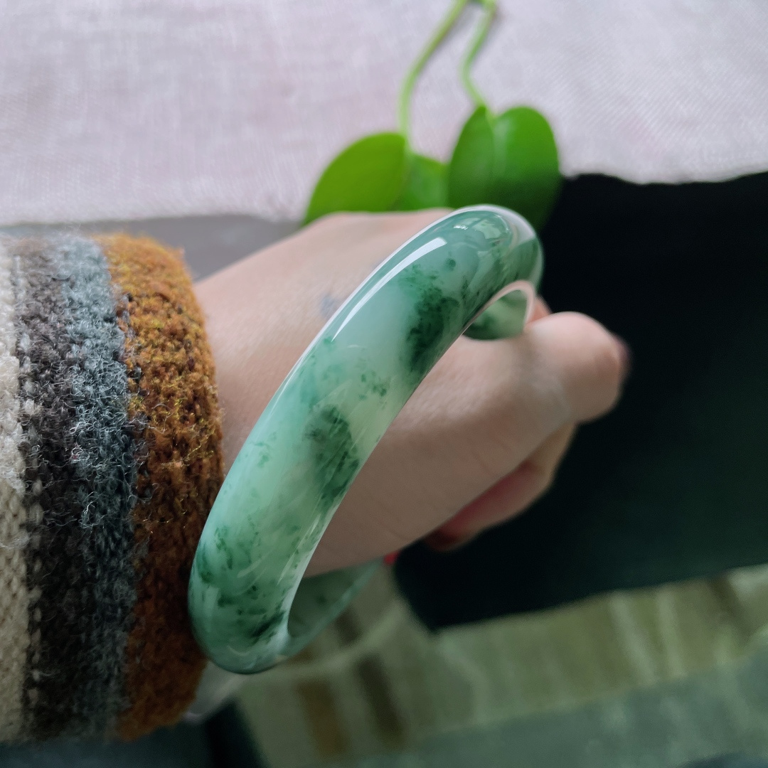 60.4/12.9/9.2，飘花正圈，玉上流云意，花随腕底生。种老，水头好，无裂，ss50543a