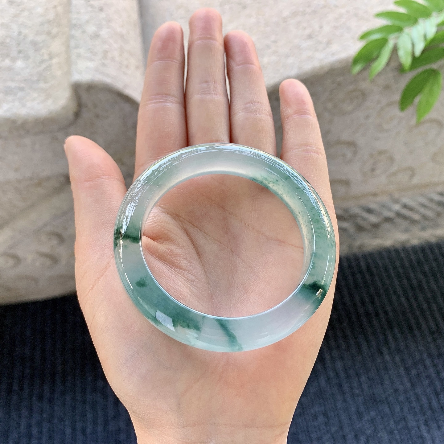 正圈50 51【圈口】51/11.1/8.6【编码】A1011260【描述】冰种飘花，清透，水润，种