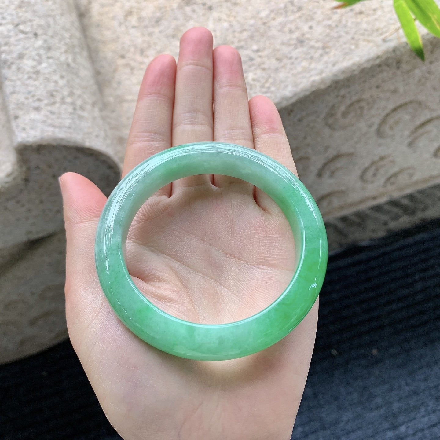 正圈 56 57【圈口】56.2/12.3/9.2【编码】A1011665【描述】糯冰飘阳绿，水润，种老，细腻，无裂