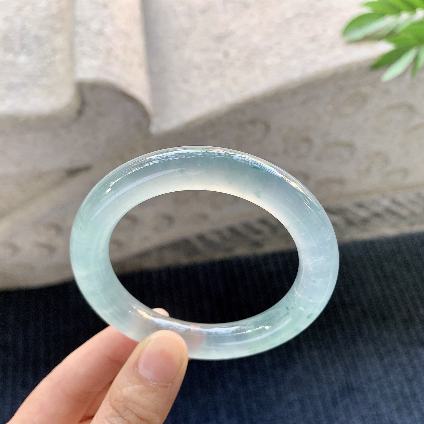 圆条52 53【圈口】53.7/10.6/10.4【编码】HT010915【描述】高冰飘花，清透，起荧光，水润，种老，细腻，无裂