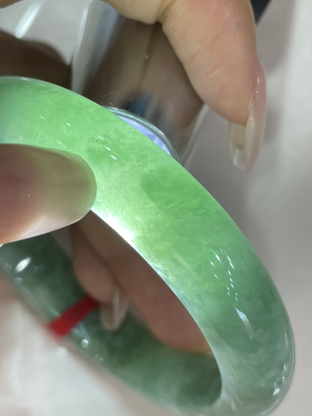 54.9/12/8.2绿色正圈，水润细腻，腕间有玉，岁月从容。有纹，ss50598a