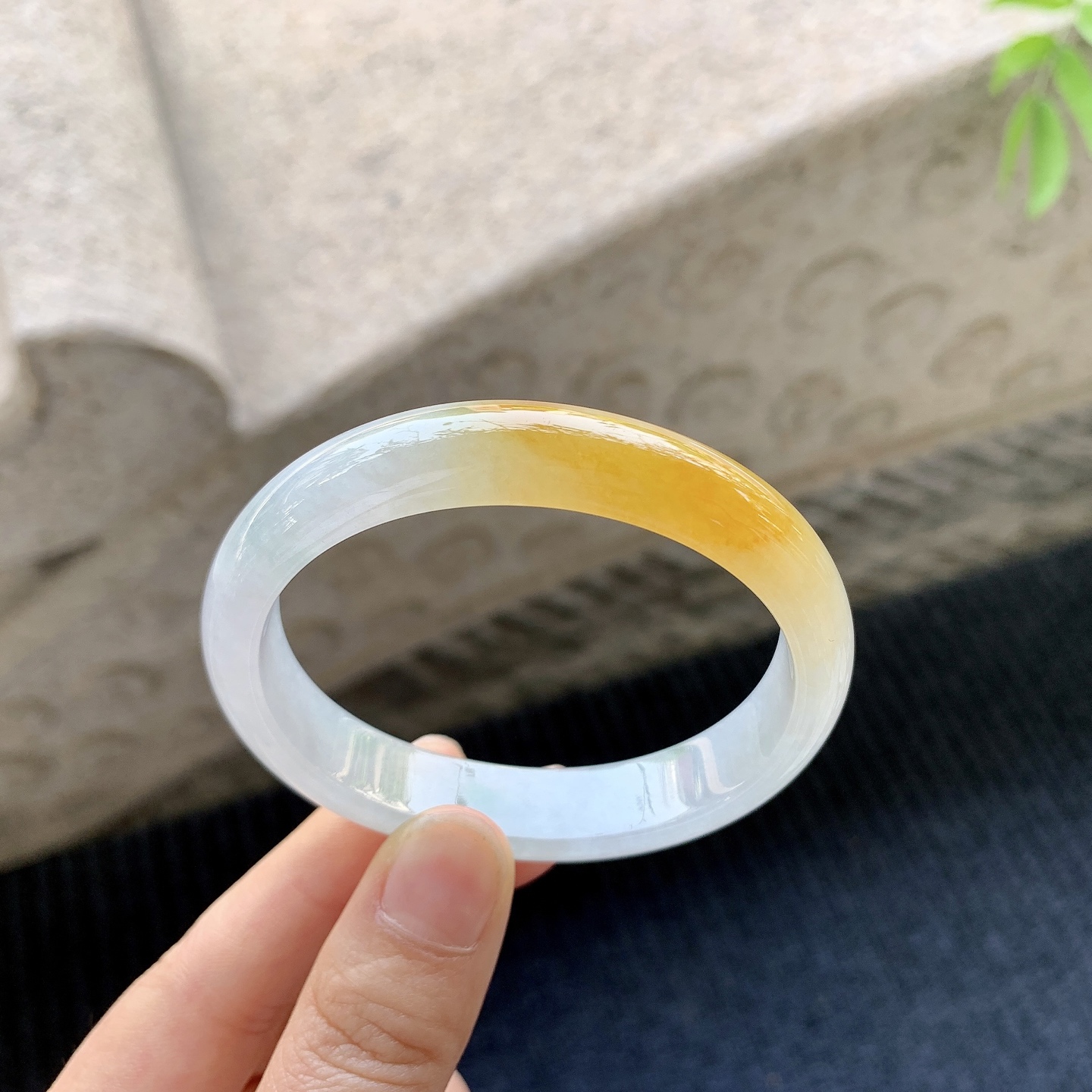 贵妃52 53 圈口54.6/46.7/11.6/7 糯冰黄翡，飘花，水润，种老，细腻，打灯有棉线YT032065