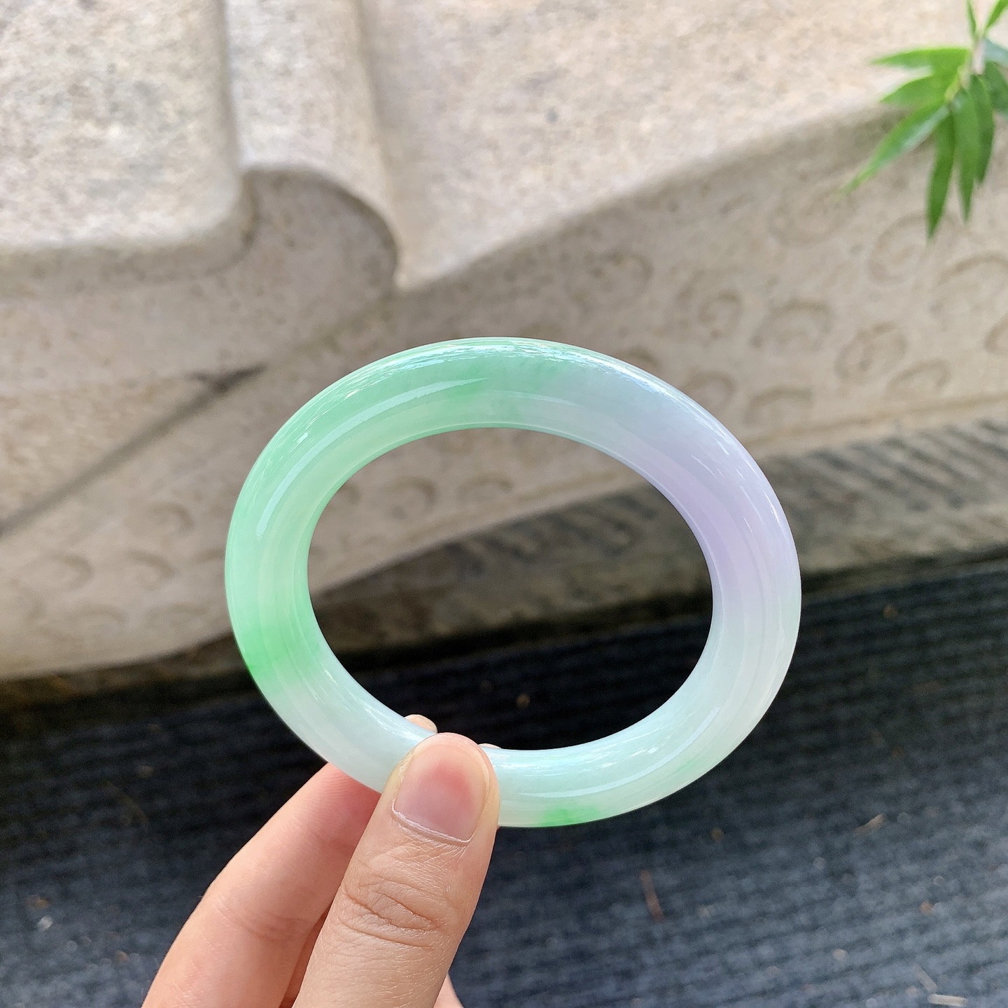 圆条56 57，圈口57.4/11/11，编码FL081259，描述：春彩，水润，种老，细腻，打灯有棉纹。