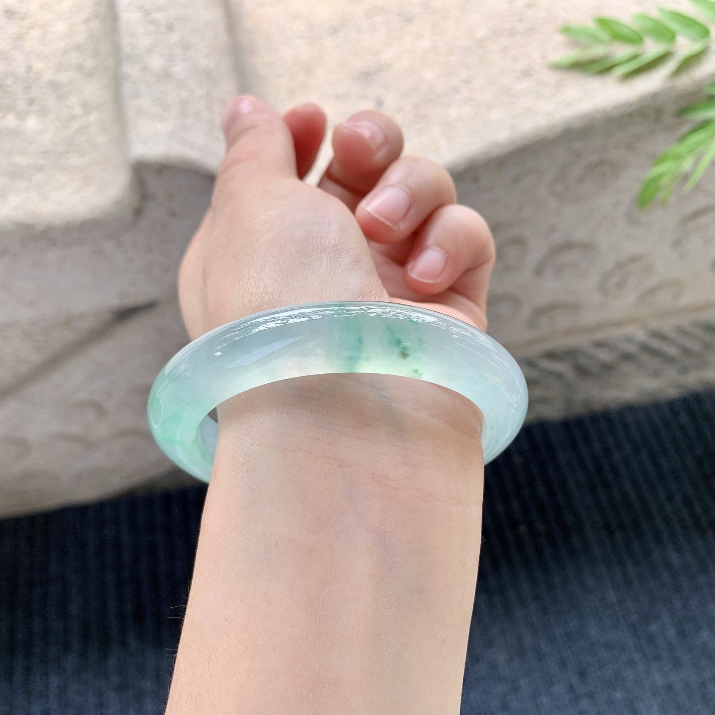 正圈54 55【圈口】55.4/11.7/8.8【编码】HT012220【描述】冰种飘绿，清透，水润，种老，细腻，打灯有絮线