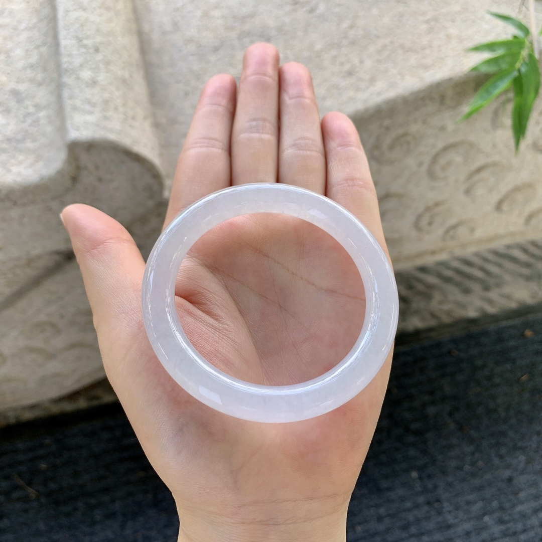 圆条51 52【圈口】52.8/8.5/8.7【编码】A1031873【描述】糯冰粉紫，水润，种老，细腻，无裂