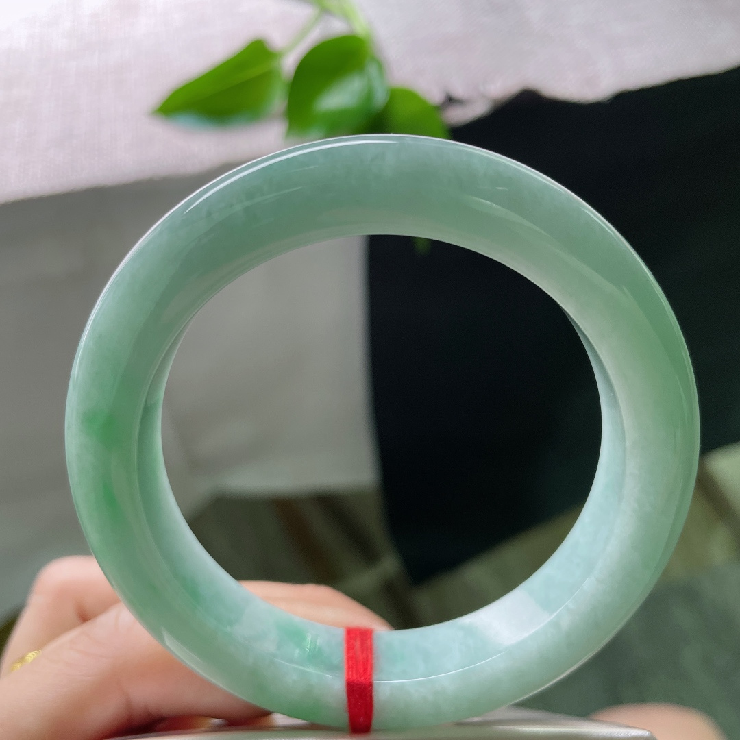 56/11.9/9.9，绿底正圈，镯型厚装饱满，细润，清新自然，活力满满，无裂，ss50572a