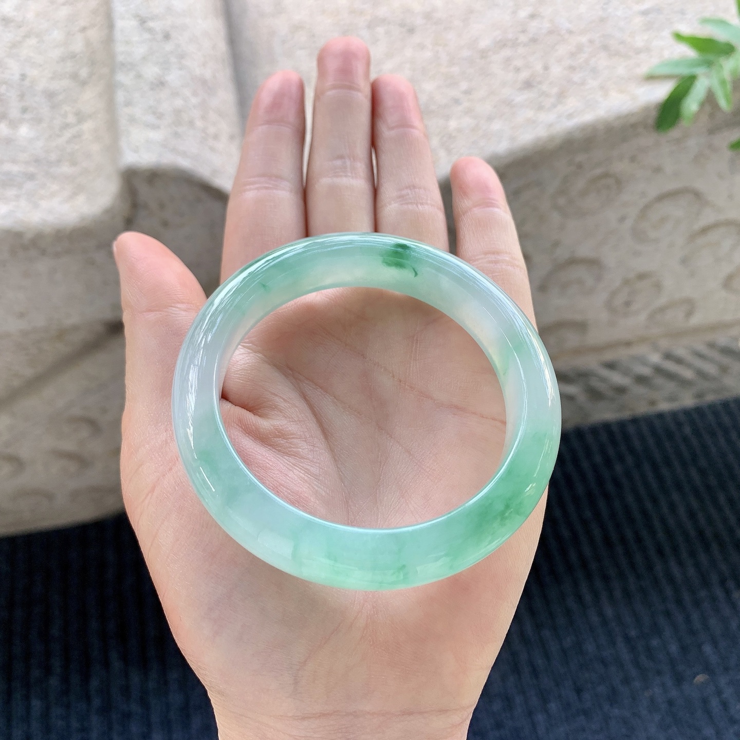 正圈53 54【圈口】54.8/12/9【编码】Q5031572【描述】冰飘绿，清透，水润，种老，细腻，打灯有絮线