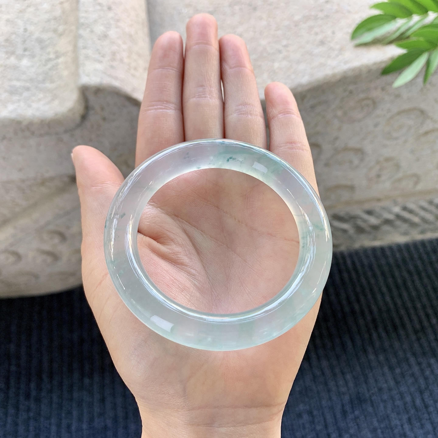 圆条52 53【圈口】53.7/10.6/10.4【编码】HT010915【描述】高冰飘花，清透，起荧光，水润，种老，细腻，无裂