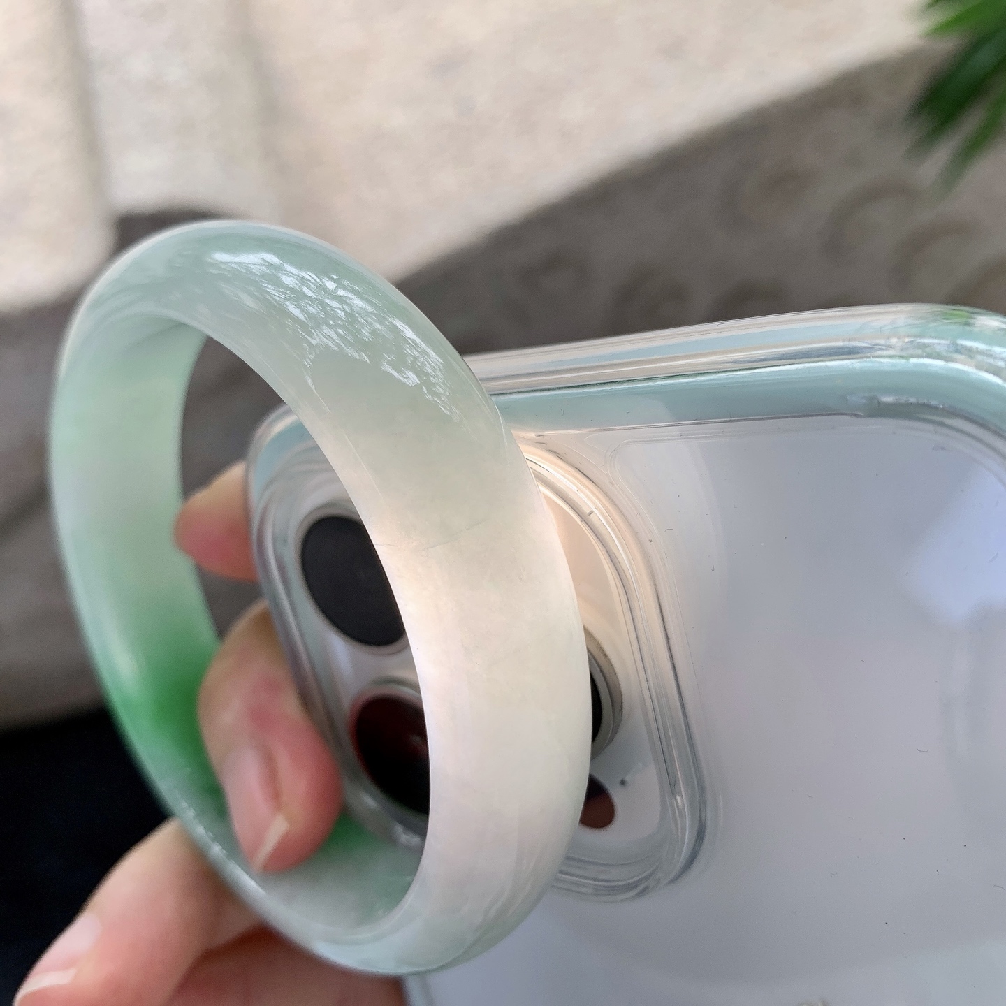 正圈56 57【圈口】56.7/14.1/7.7【编码】Q5011492【描述】糯冰带一抹阳绿，水润，种老，细腻，打灯有絮线