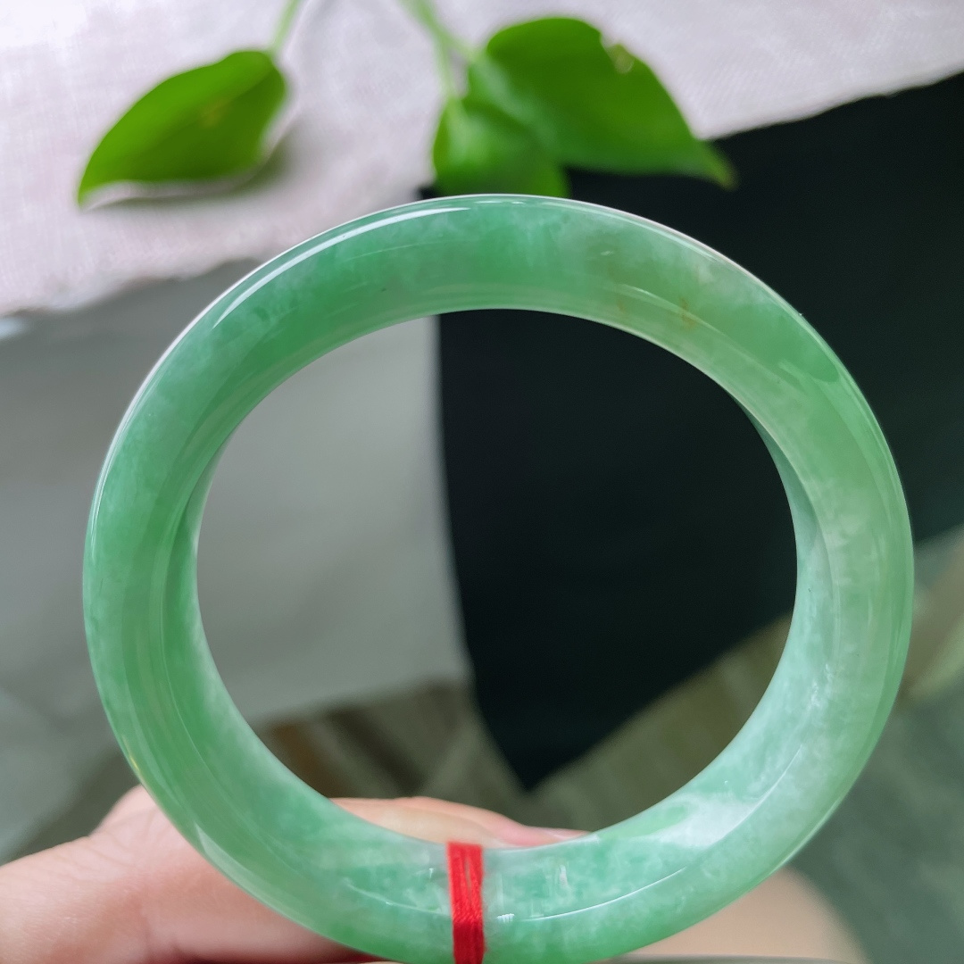 56/12.6/8.3，绿底正圈，生机盎然，把春天戴在腕间，粗底，无裂，ss50619a