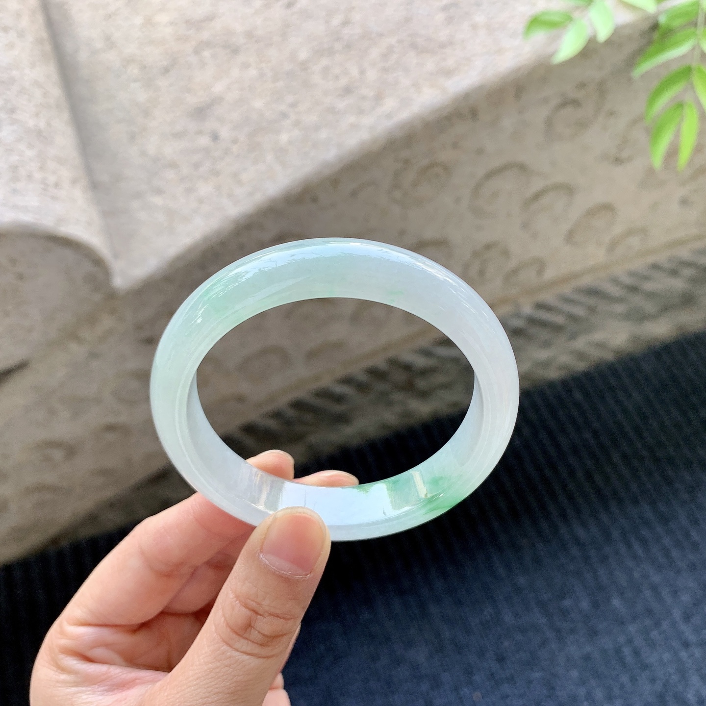 正圈53 54【圈口】54.8/12.6/7.2【编码】AD032063【描述】冰糯飘绿，水润，种老，细腻，无裂