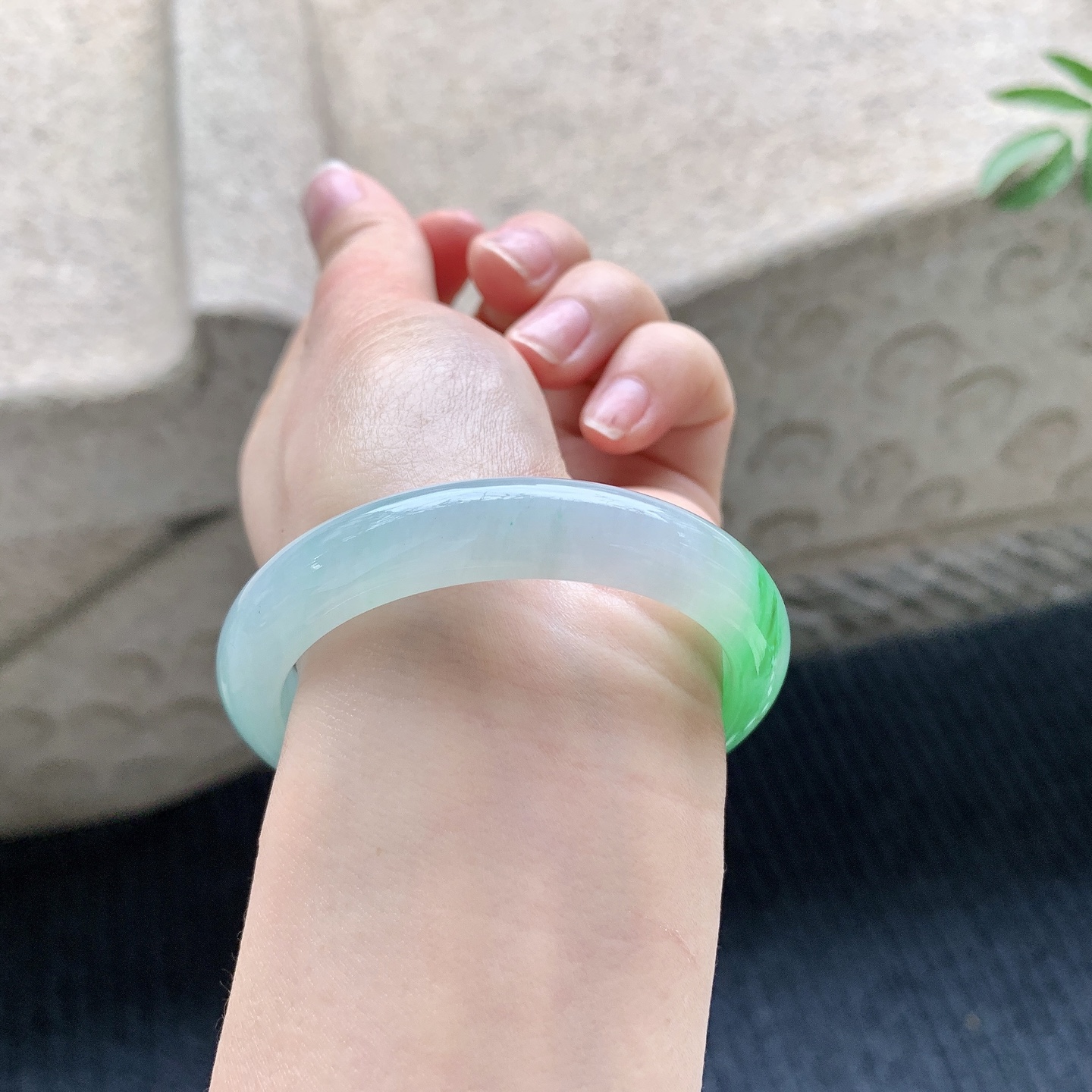 正圈50 51【圈口】51.4/10.8/7.8【编码】YT031122【描述】冰糯飘绿，水润，种老，细腻，打灯有絮线