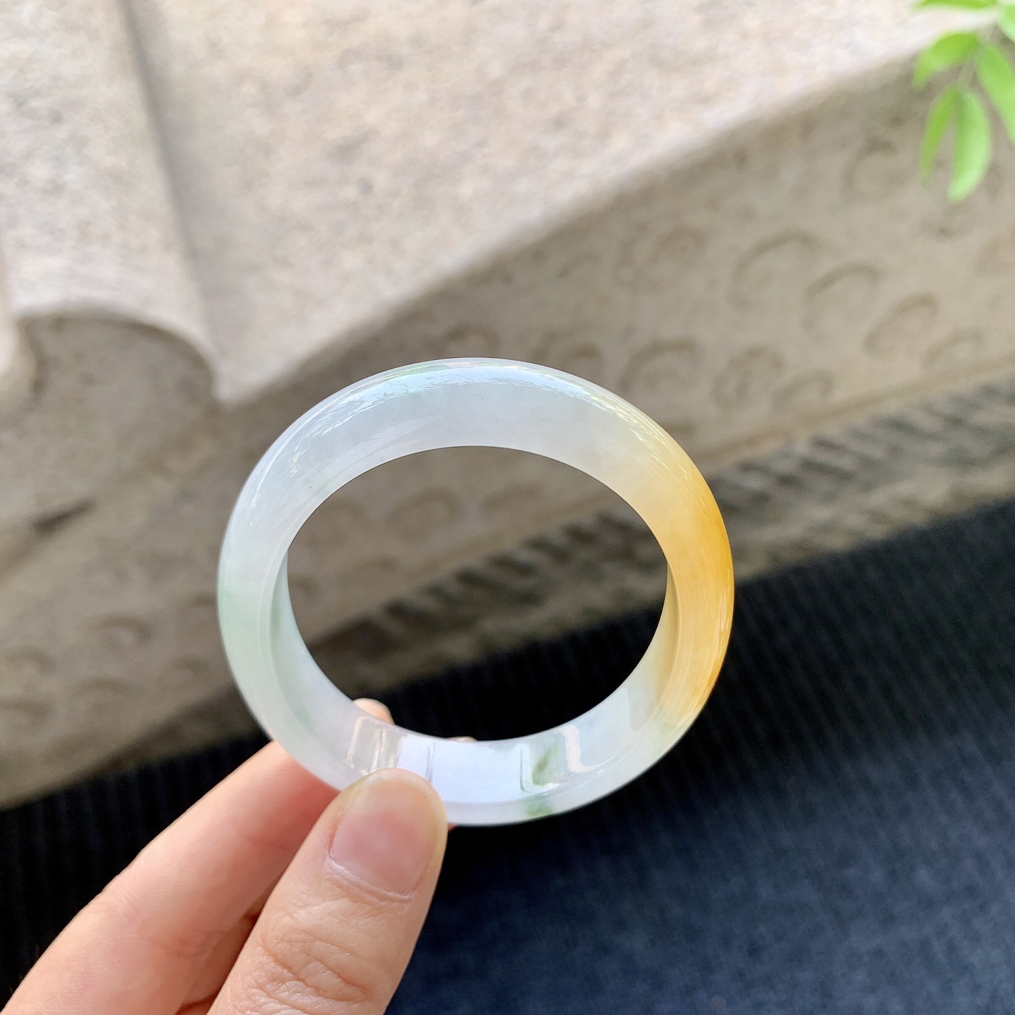 贵妃52 53 圈口54.6/46.7/11.6/7 糯冰黄翡，飘花，水润，种老，细腻，打灯有棉线YT032065