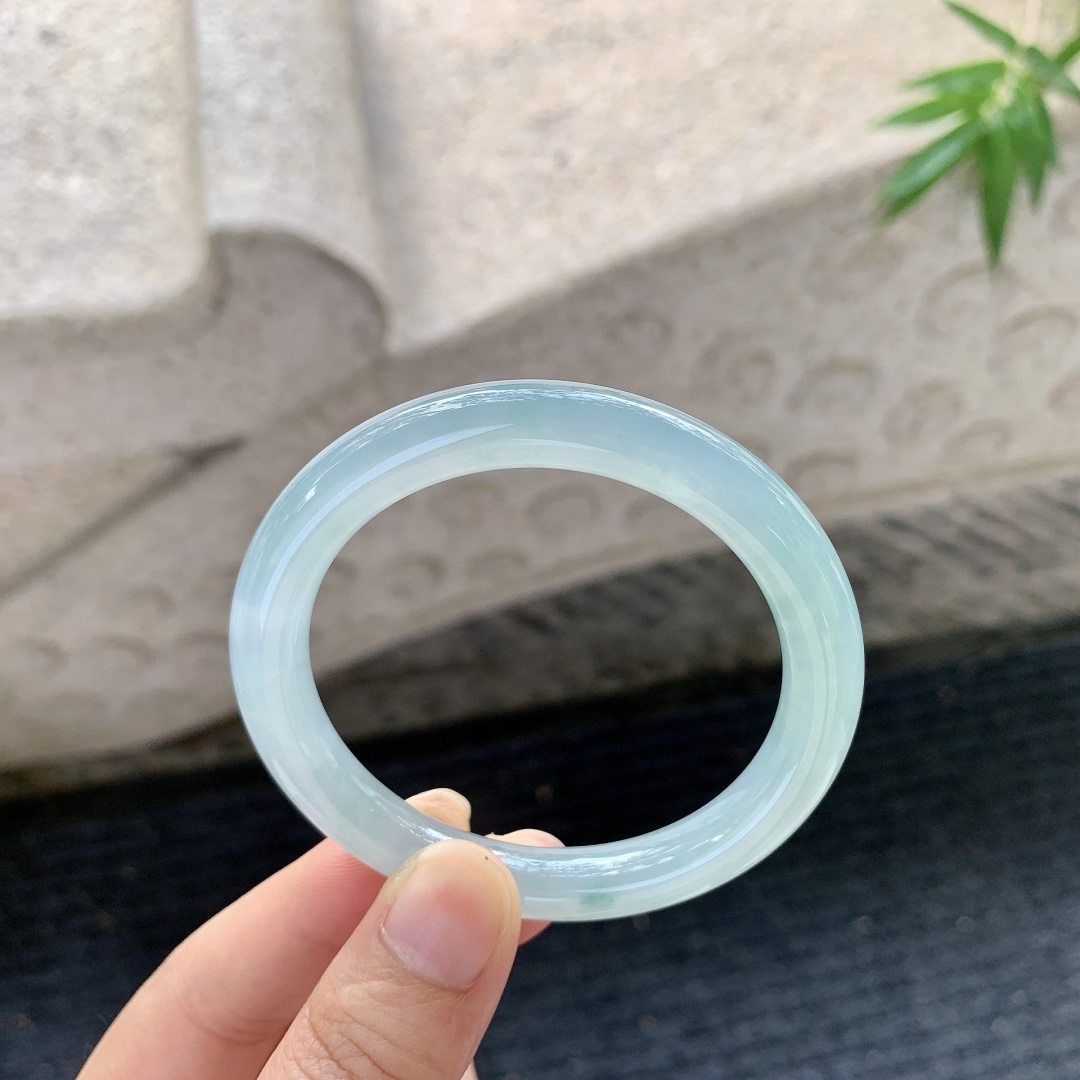 圆条50 51【圈口】51.2/8.6/8.2【编码】FL101429【描述】冰糯晴蓝，水润，种老，细腻，有纹线