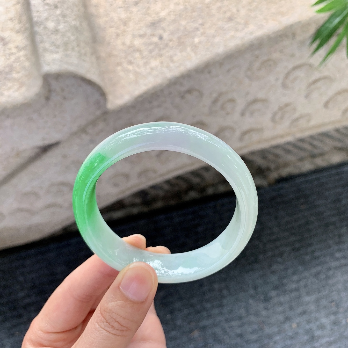 正圈56 57【圈口】56.7/14.1/7.7【编码】Q5011492【描述】糯冰带一抹阳绿，水润，种老，细腻，打灯有絮线