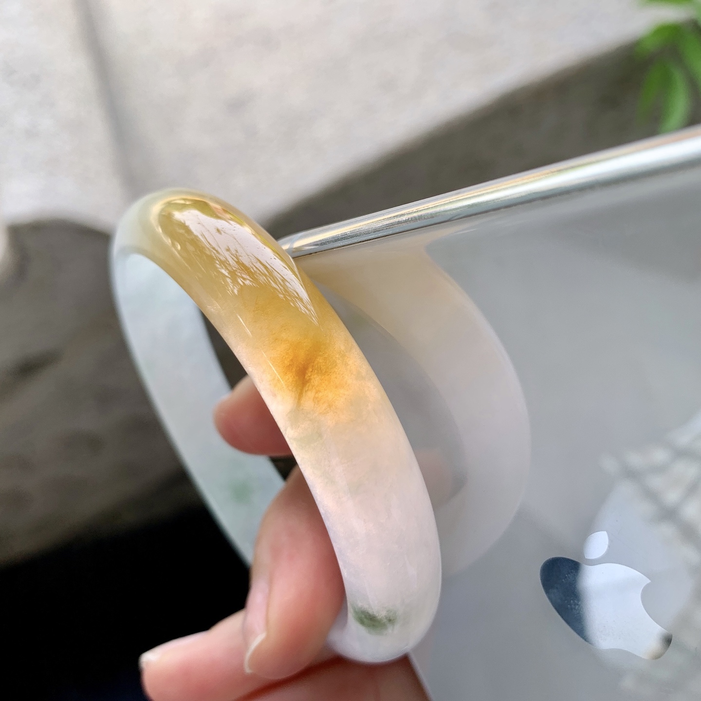 贵妃52 53 圈口54.6/46.7/11.6/7 糯冰黄翡，飘花，水润，种老，细腻，打灯有棉线YT032065