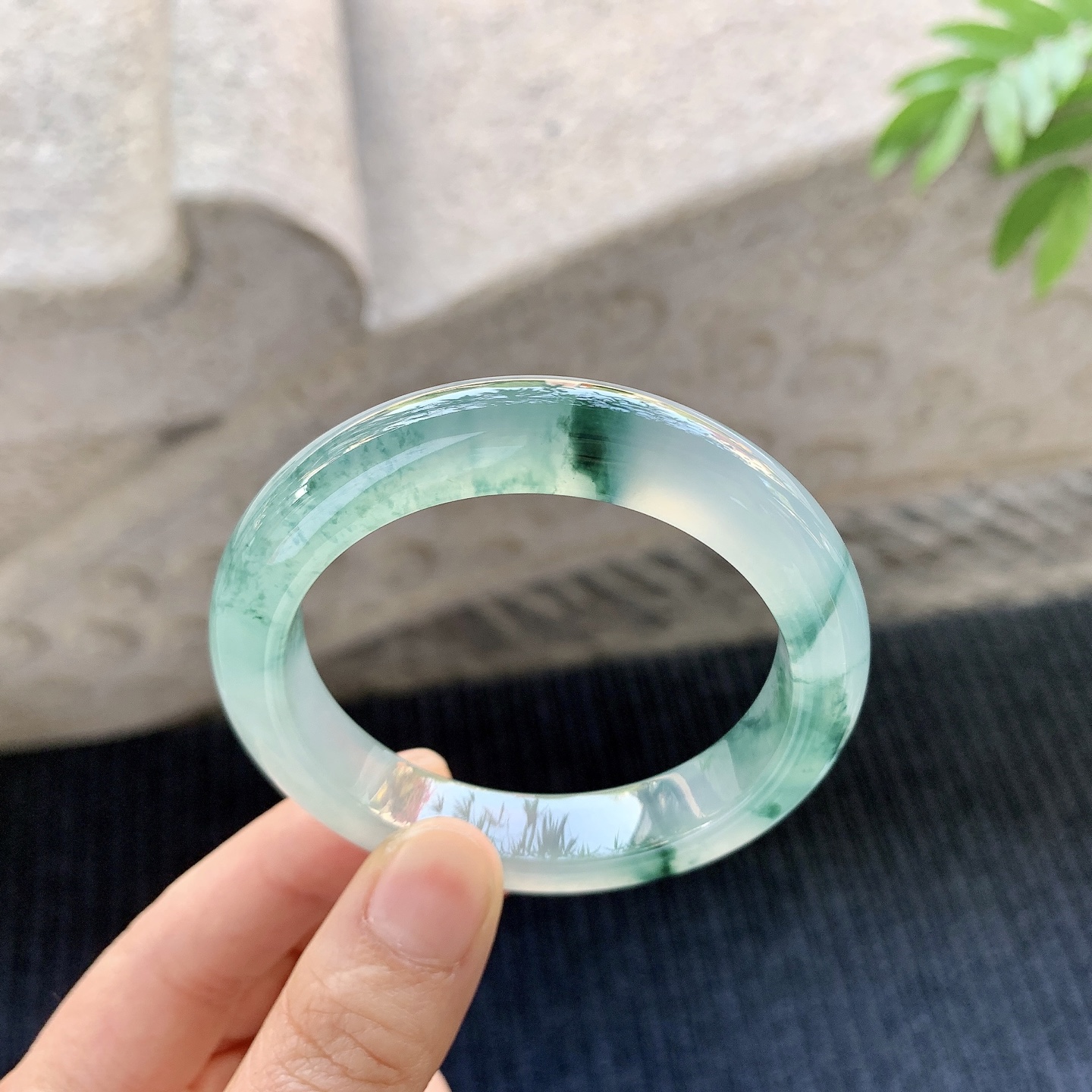 正圈50 51【圈口】51/11.1/8.6【编码】A1011260【描述】冰种飘花，清透，水润，种老，细腻，无裂