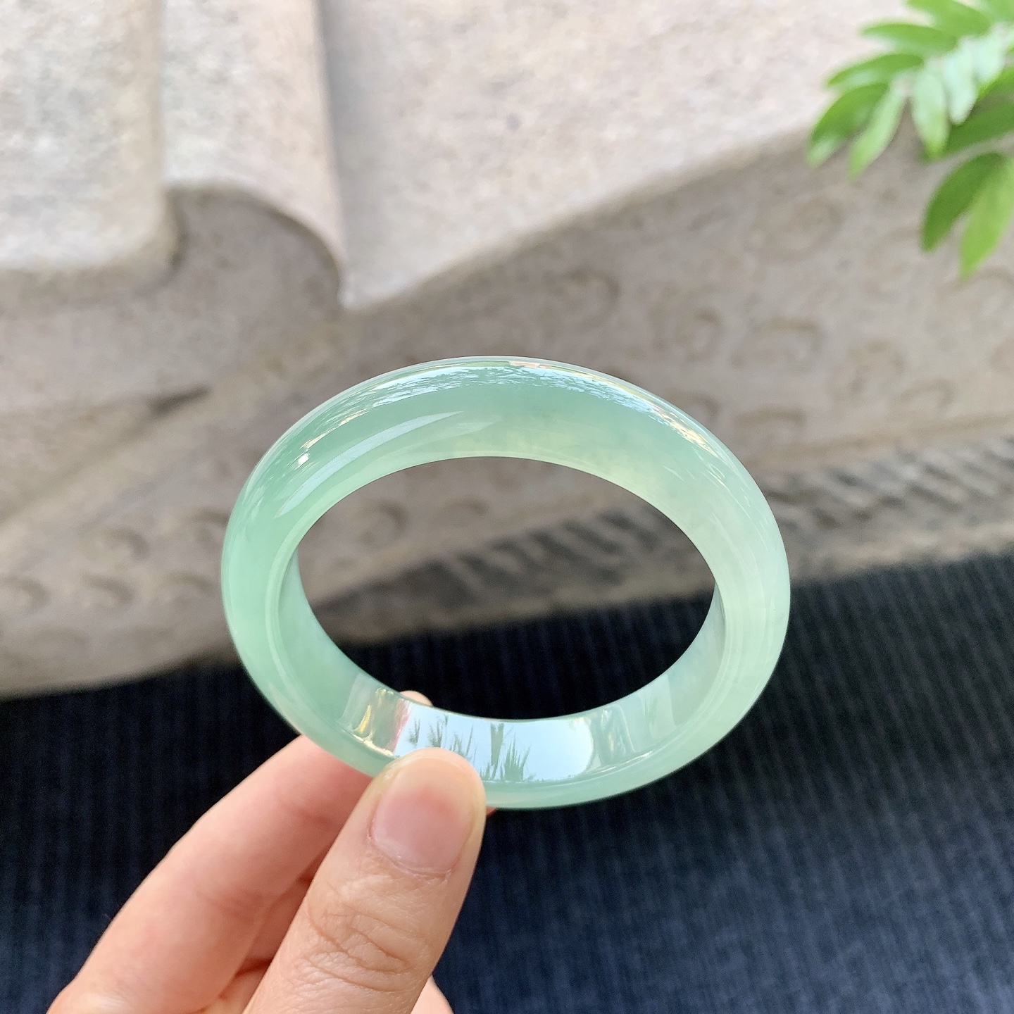 正圈53 54 【圈口】53.4/12.3/8.1 【编码】YT032763 【描述】糯冰晴绿，水润，种老，细腻，打灯有絮线