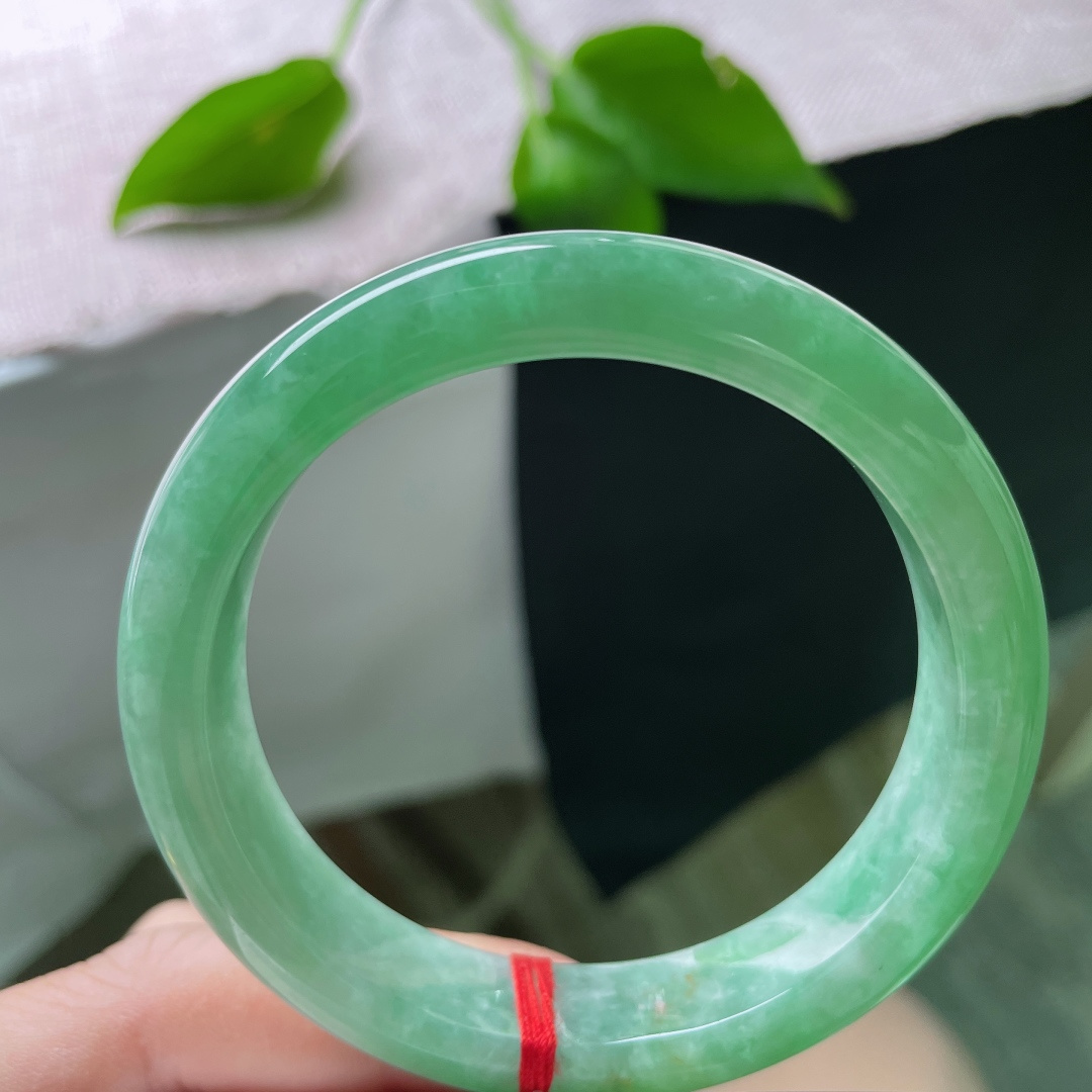 56/12.6/8.3，绿底正圈，生机盎然，把春天戴在腕间，粗底，无裂，ss50619a