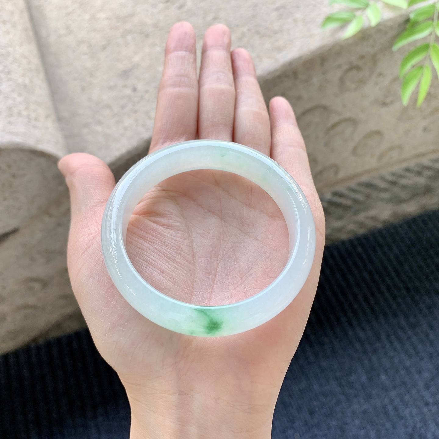 正圈53 54【圈口】54.8/12.6/7.2【编码】AD032063【描述】冰糯飘绿，水润，种老，细腻，无裂