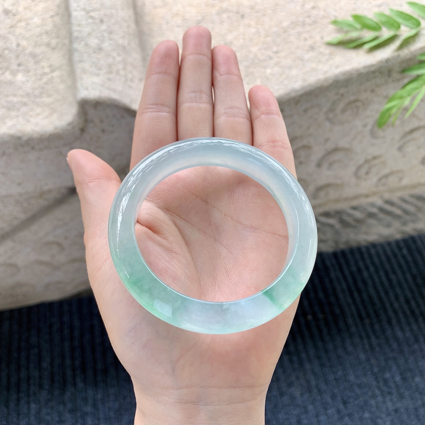 正圈54 55【圈口】55.4/11.7/8.8【编码】HT012220【描述】冰种飘绿，清透，水润，种老，细腻，打灯有絮线