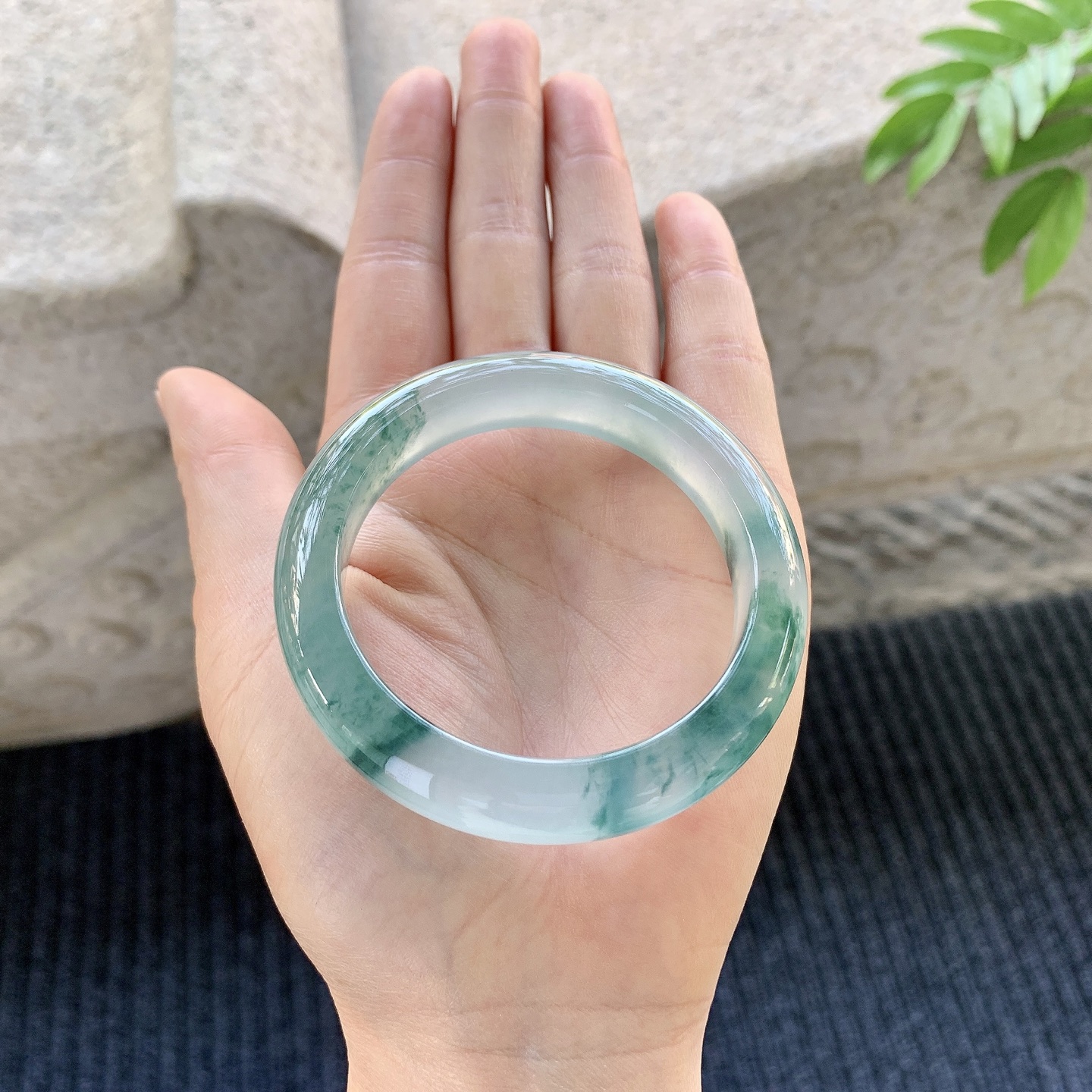 正圈50 51【圈口】51/11.1/8.6【编码】A1011260【描述】冰种飘花，清透，水润，种老，细腻，无裂