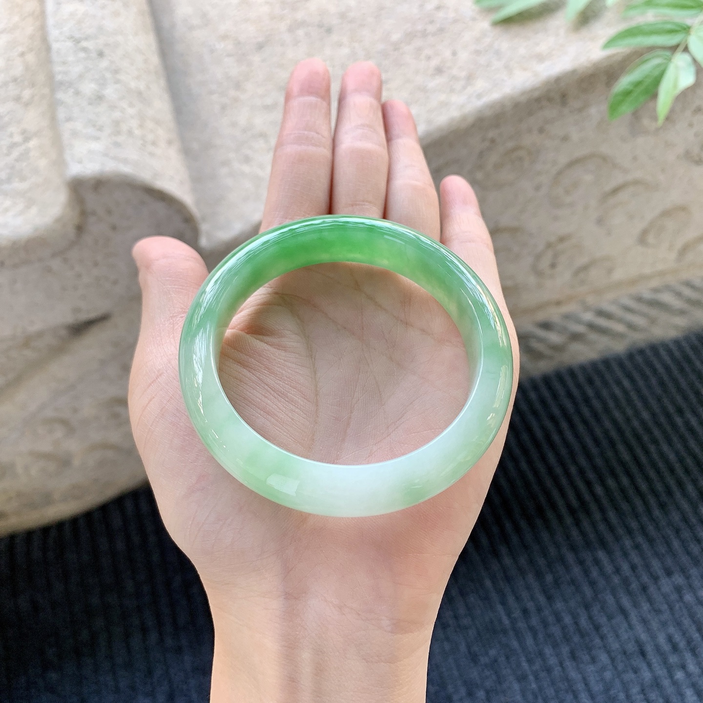 正圈55 56【圈口】56/12.7/8.2【编码】A1011163【描述】冰糯辣绿，水润，种老，细腻，无裂