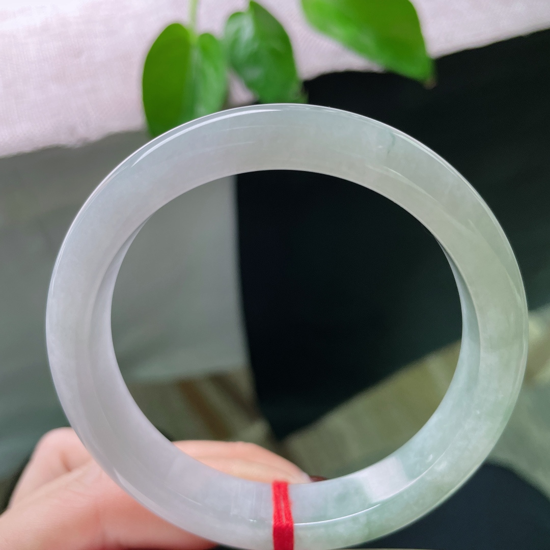58.9/12.3/8淡绿正圈，水头好，一镯两戴，温养千年色，一镯定风华。有纹，ss50347a