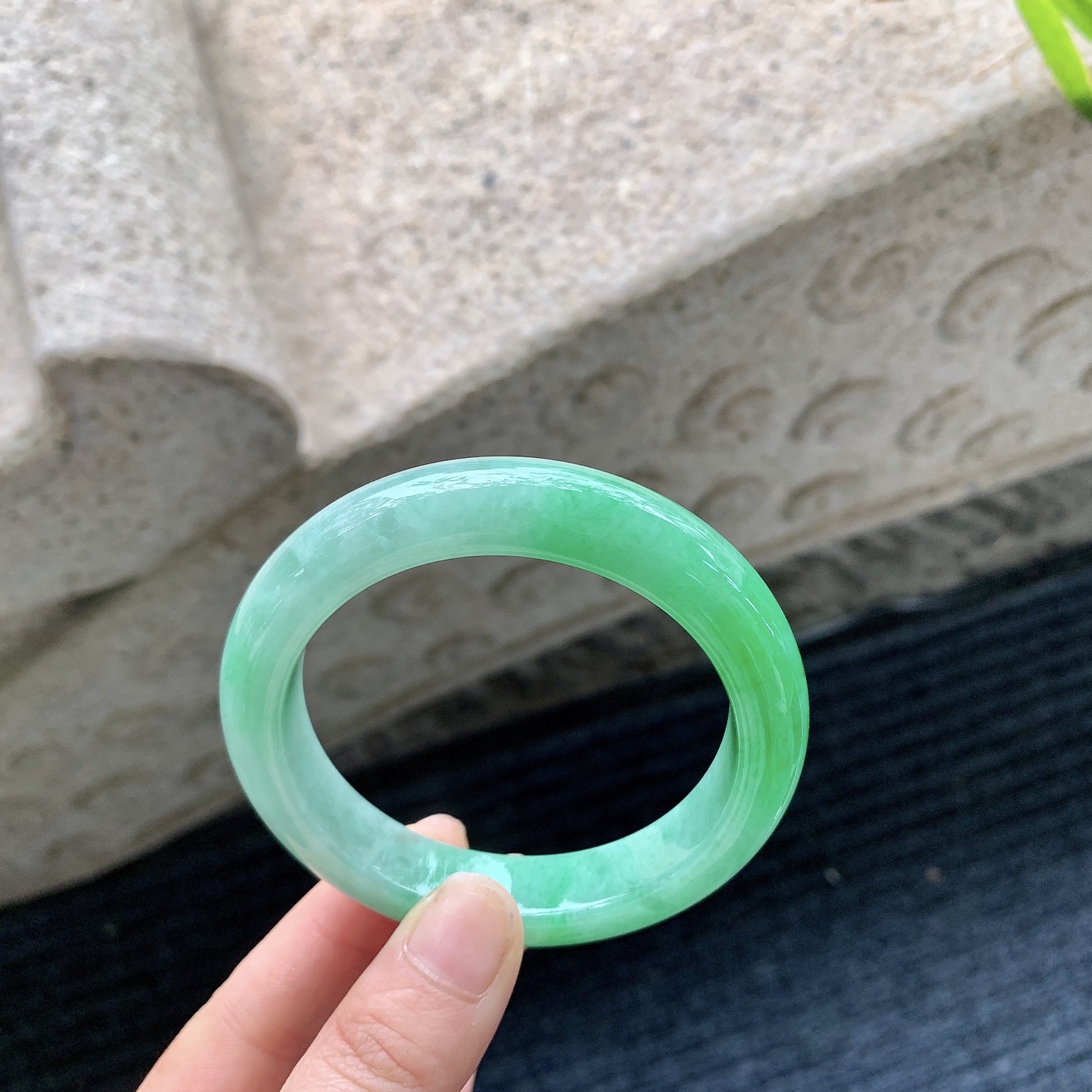 正圈 56 57【圈口】56.2/12.3/9.2【编码】A1011665【描述】糯冰飘阳绿，水润，种老，细腻，无裂