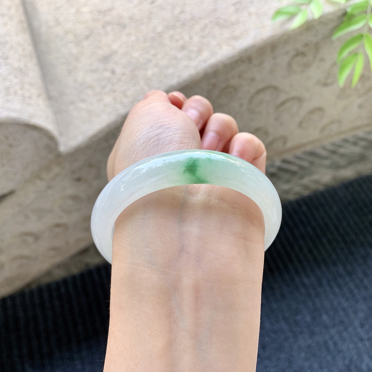 正圈53 54【圈口】54.8/12.6/7.2【编码】AD032063【描述】冰糯飘绿，水润，种老，细腻，无裂