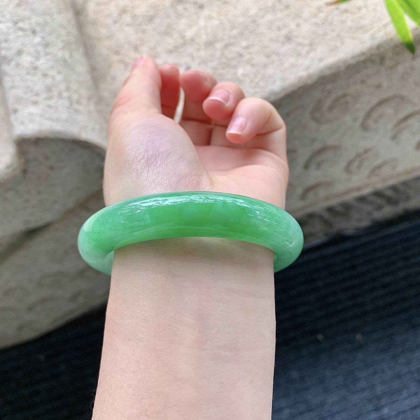 正圈 56 57【圈口】56.2/12.3/9.2【编码】A1011665【描述】糯冰飘阳绿，水润，种老，细腻，无裂