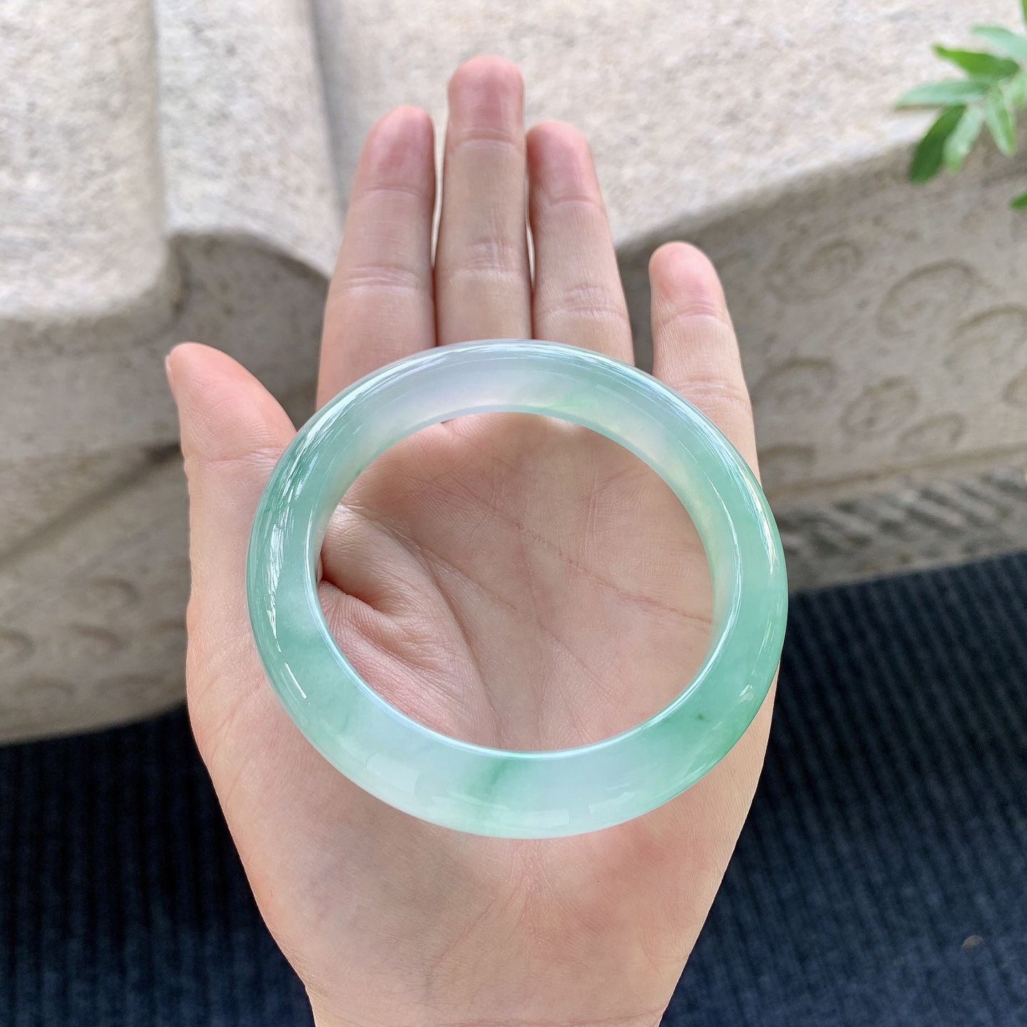 正圈53 54【圈口】54.8/12/9【编码】Q5031572【描述】冰飘绿，清透，水润，种老，细腻，打灯有絮线