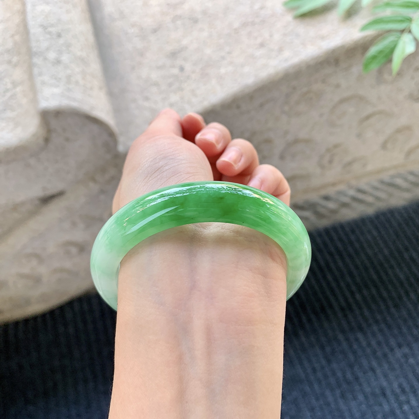 正圈55 56 圈口56/12.7/8.5 糯冰飘绿，水润，种老，细腻，无裂A1011265