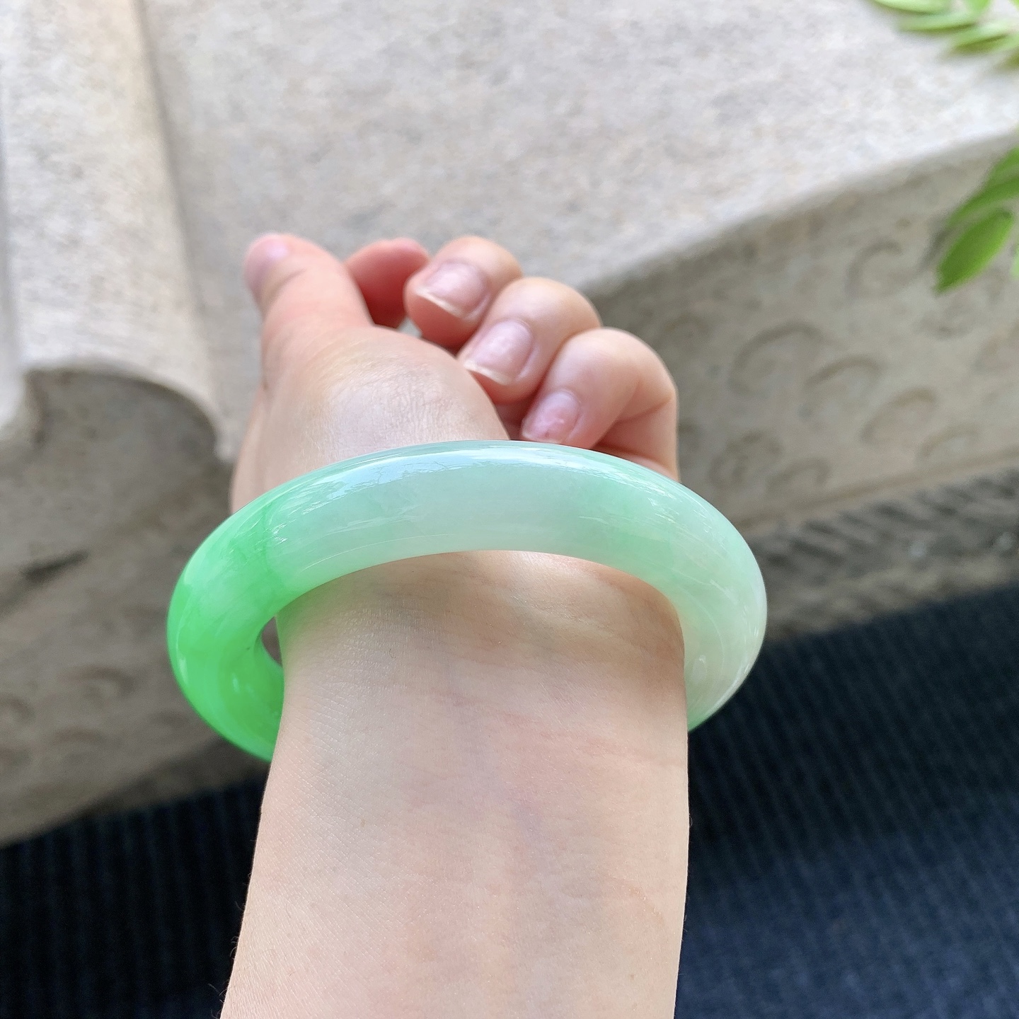 圆条55 56【圈口】56.3/12.4/11.7【编码】A1031021【描述】辣阳绿，水润，种老，细腻，打灯有絮线