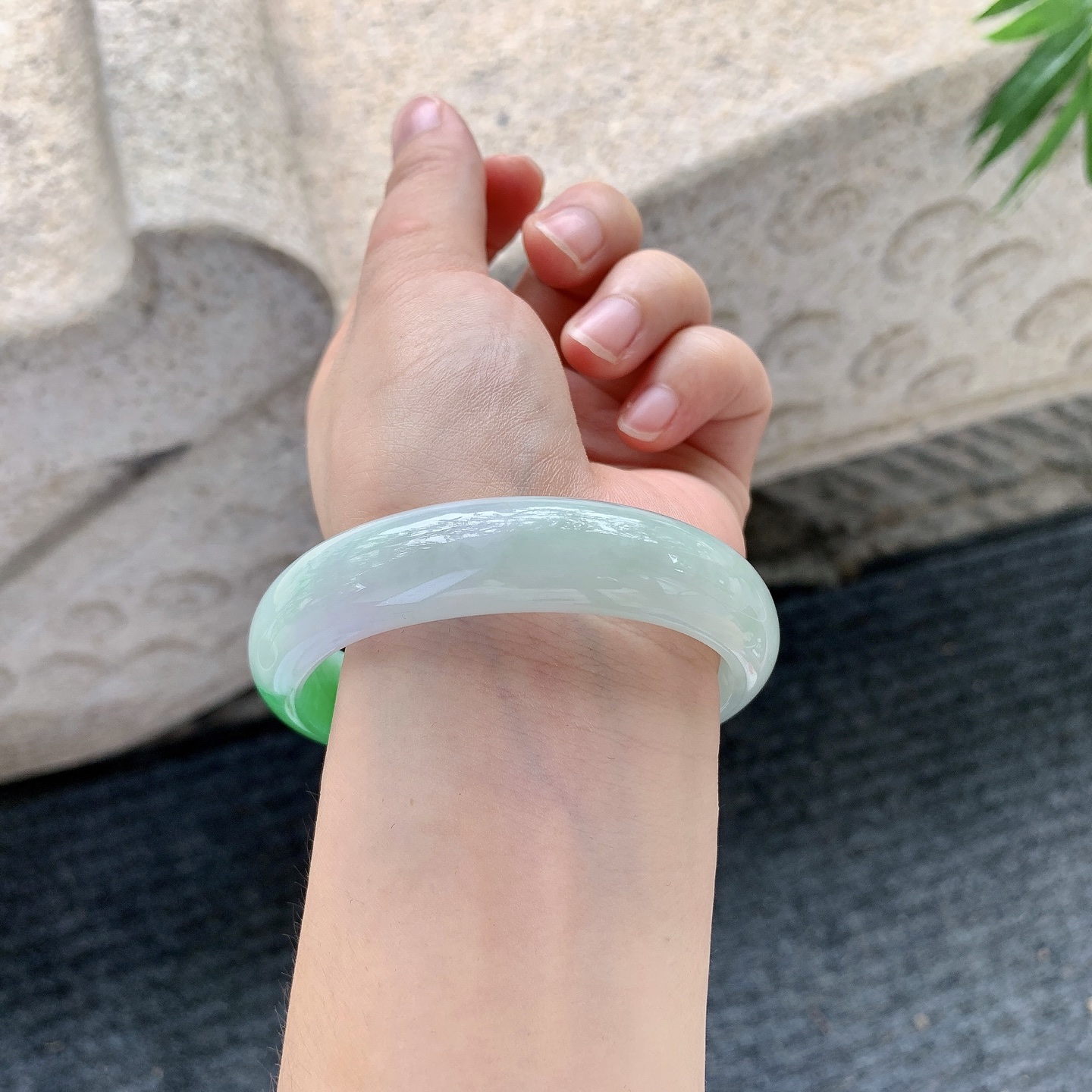 正圈56 57【圈口】56.7/14.1/7.7【编码】Q5011492【描述】糯冰带一抹阳绿，水润，种老，细腻，打灯有絮线