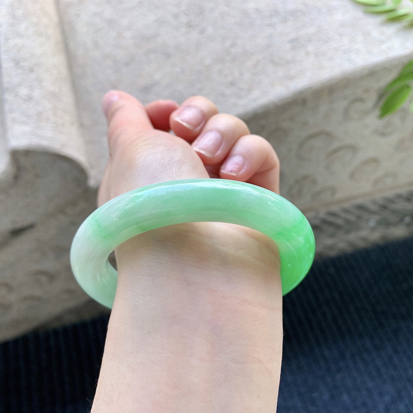 圆条55 56【圈口】56.3/12.4/11.7【编码】A1031021【描述】辣阳绿，水润，种老，细腻，打灯有絮线