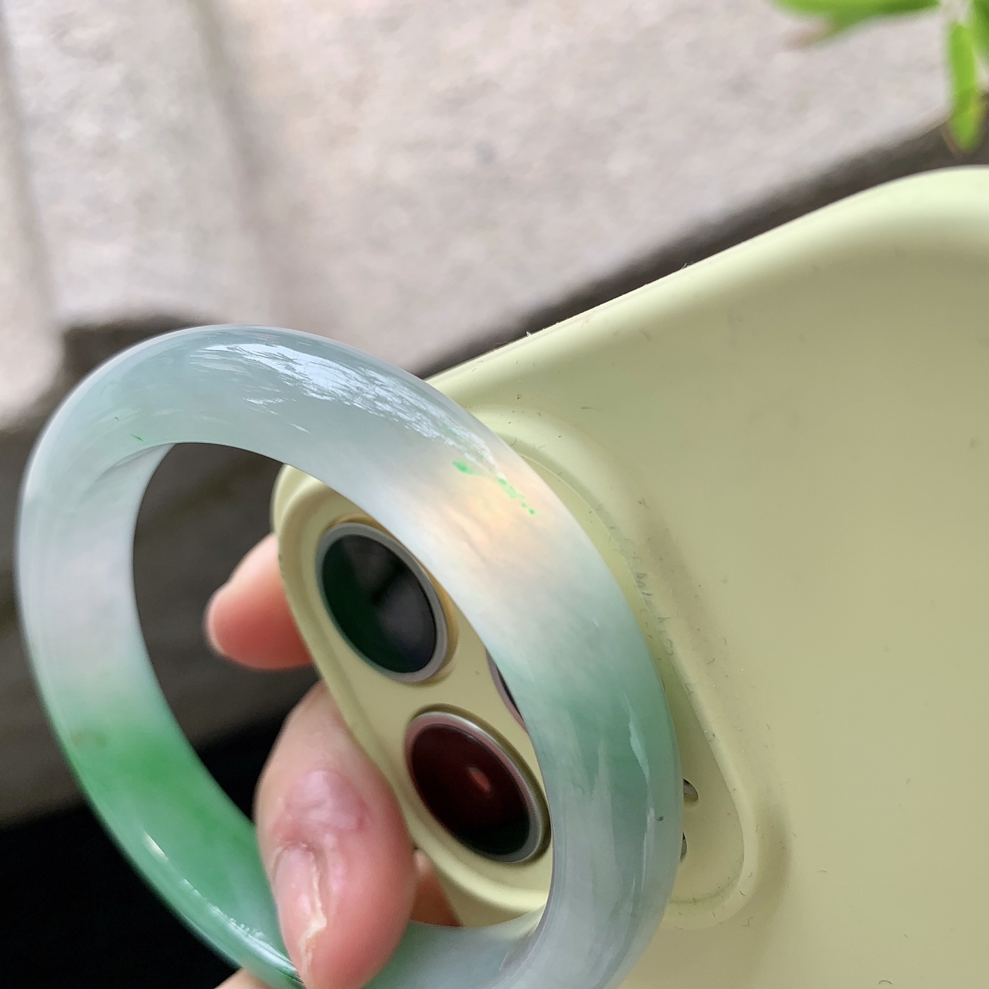 正圈50 51【圈口】51.4/10.8/7.8【编码】YT031122【描述】冰糯飘绿，水润，种老，细腻，打灯有絮线