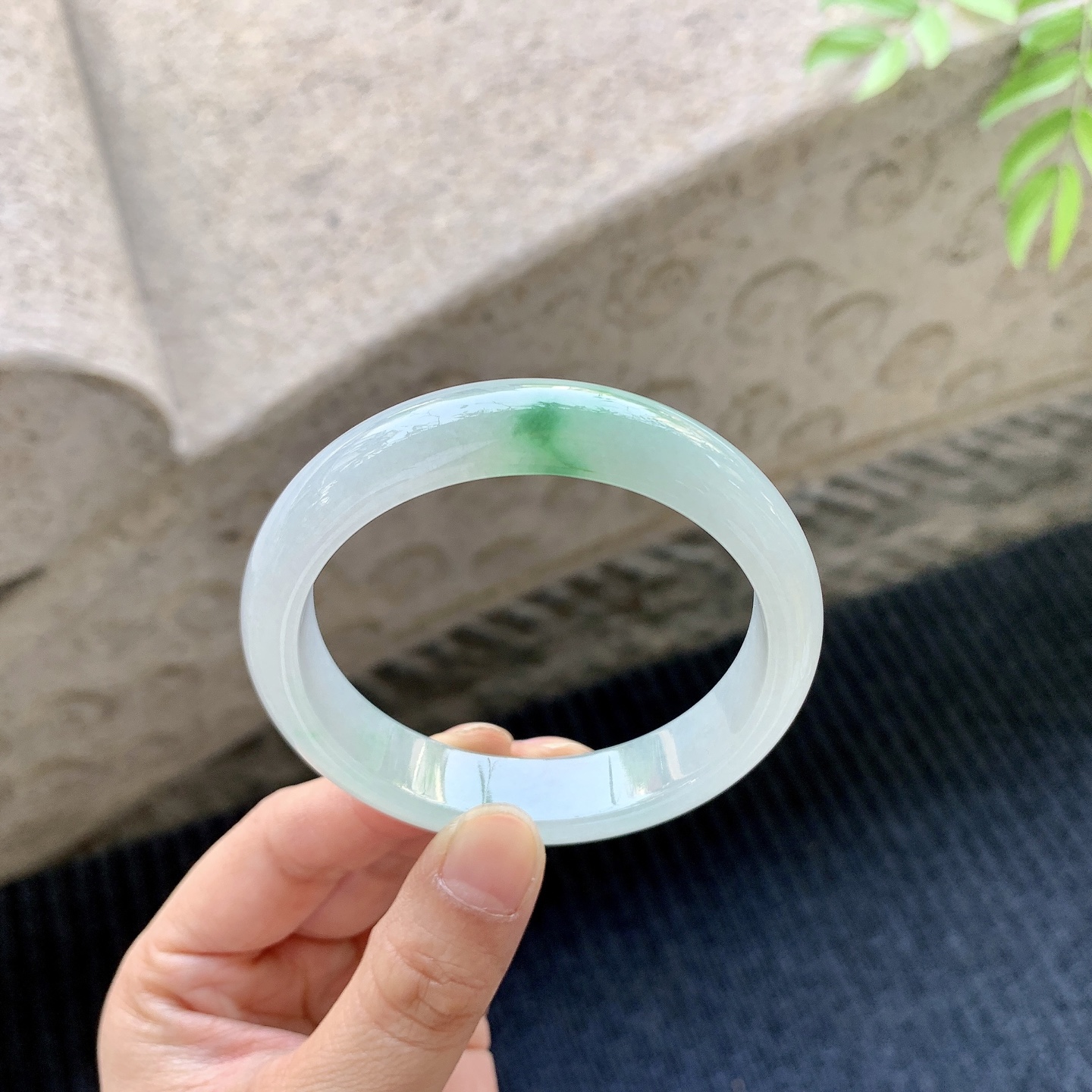 正圈53 54【圈口】54.8/12.6/7.2【编码】AD032063【描述】冰糯飘绿，水润，种老，细腻，无裂