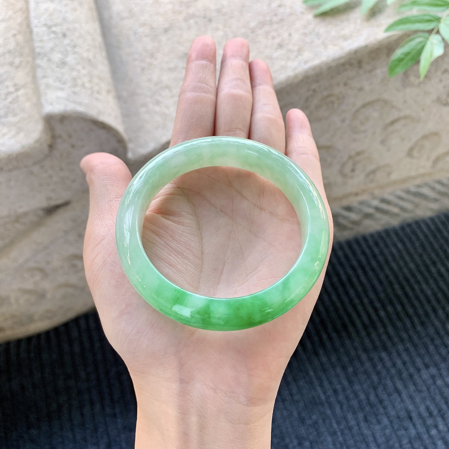 正圈55 56 圈口56/12.7/8.5 糯冰飘绿，水润，种老，细腻，无裂A1011265